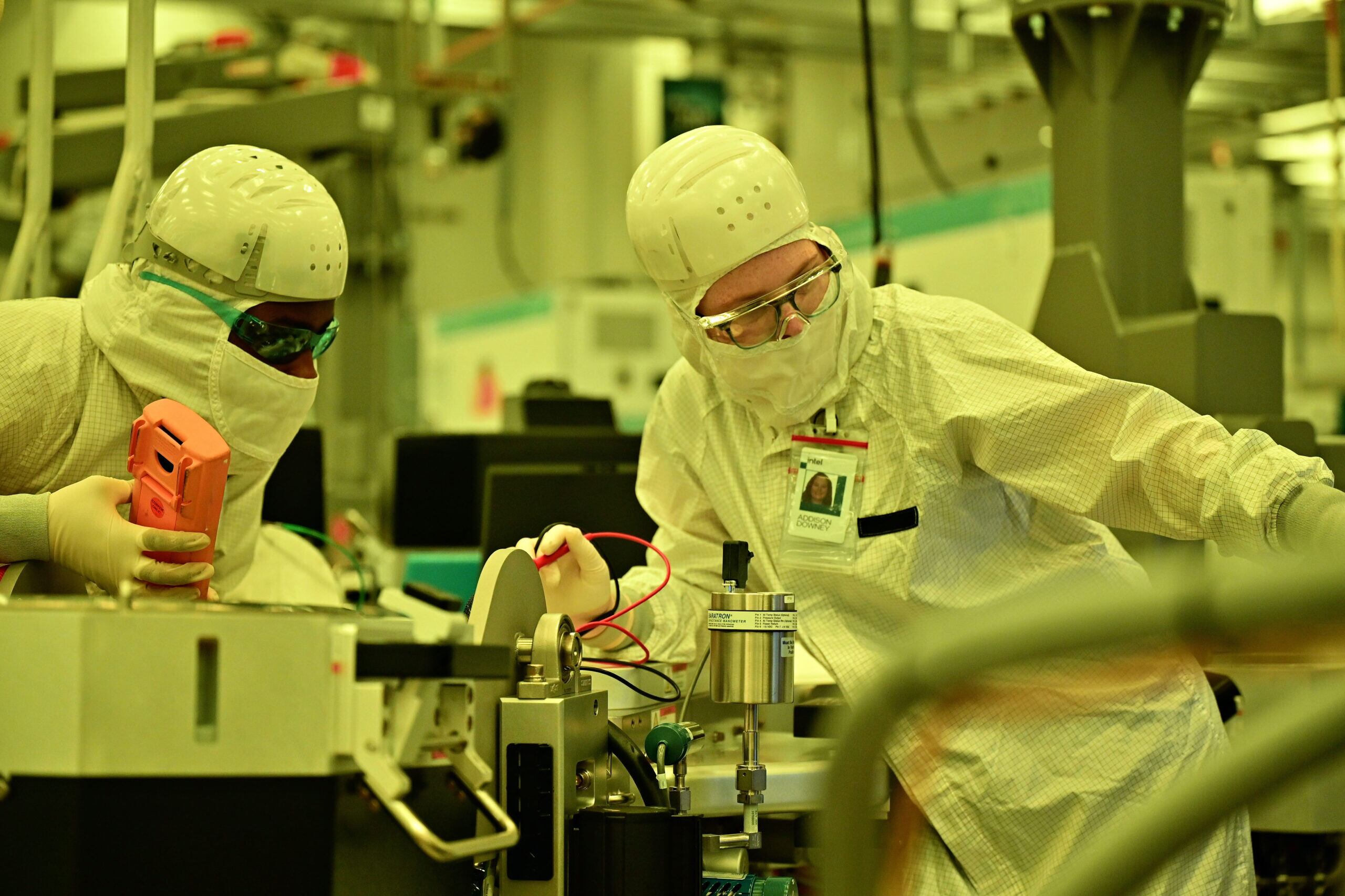 Técnicos de fabricación de Intel colaboran en la producción de procesadores Intel Core Ultra serie 3 en la nueva Fab 52 de Intel en Chandler. (Foto: Intel)