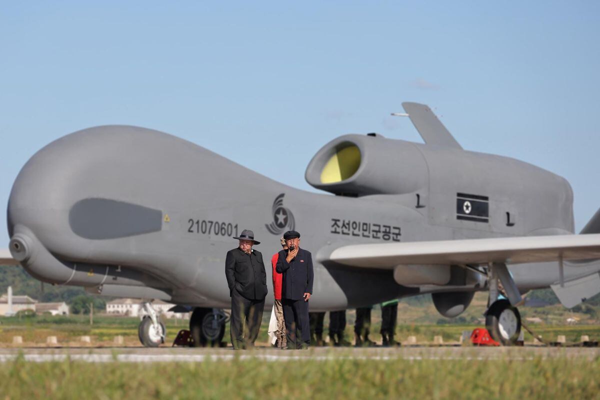 Una foto publicada por la agencia oficial de noticias norcoreana KCNA muestra al líder norcoreano Kim Jong-un presidiendo una prueba de rendimiento de drones de ataque táctico y otros vehículos aéreos no tripulados. Foto: EFE/EPA/KCNA