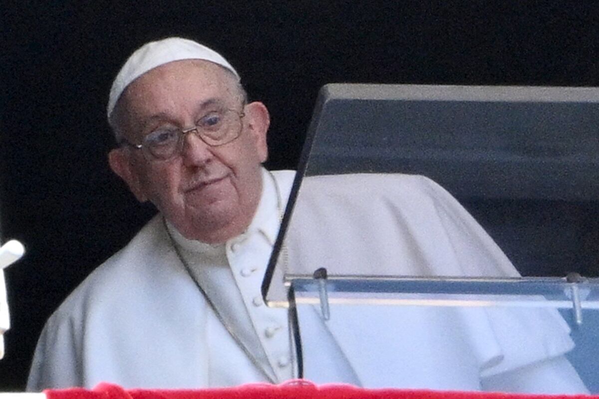 El papa Francisco sale después del rezo del Ángelus desde la ventana del Palacio Apostólico que da a la Plaza de San Pedro, durante el rezo del Ángelus en el Vaticano el 25 de agosto de 2024. (Foto de Alberto PIZZOLI / AFP)