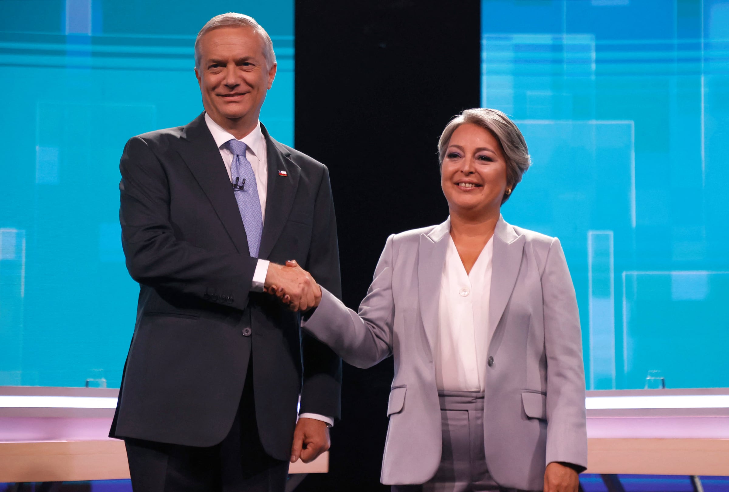 SANTIAGO (CHILE), 14/12/2025.- ¿Eres chileno y vives en Estados Unidos? Aprende paso a paso cómo participar en la segunda vuelta presidencial de Chile 2025: cómo saber dónde votas, qué llevar al consulado, horarios, reglas y datos clave sobre los candidatos. FOTO DE RAÚL BRAVO PARA AFP