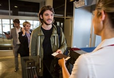 Evita estos errores al viajar en avión en Navidad en EE.UU.: pueden convertir tu vuelo en una experiencia estresante