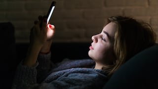 Dormir con el celular al lado puede deteriorar tu sueño (y no por la radiación)