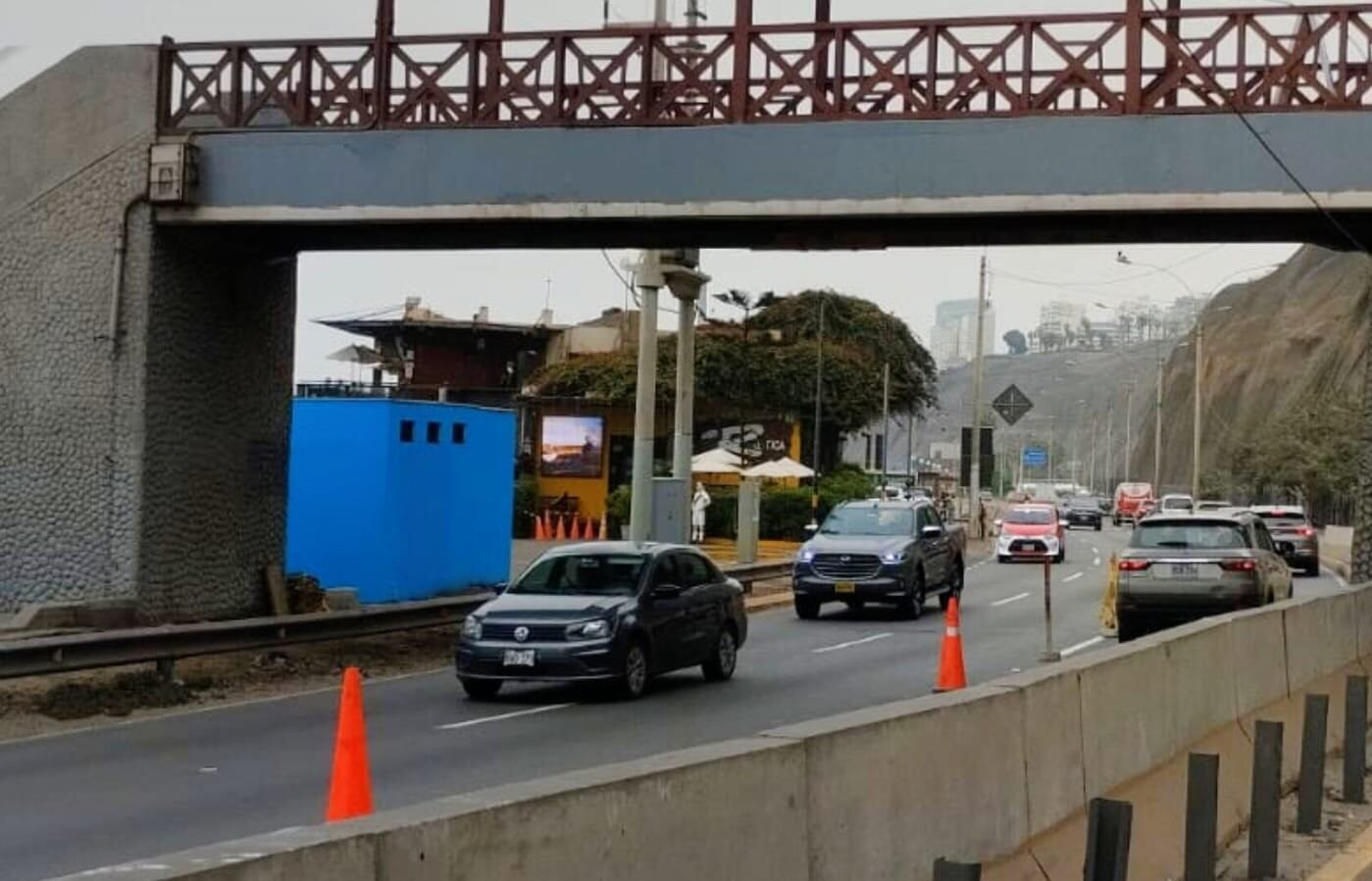 Un carril fue habilitado como doble vía para agilizar el tránsito vehicular en la Costa Verde. Foto: X