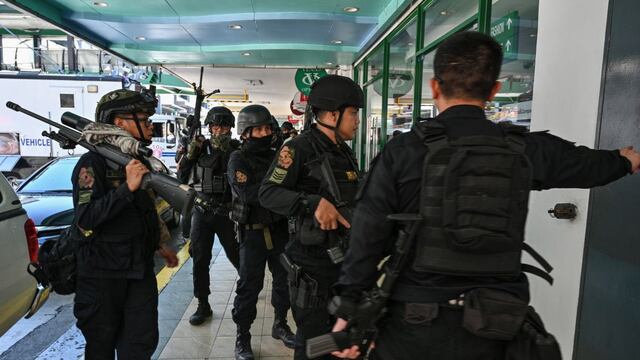 La policía interviene en posible toma de rehenes en un centro comercial en Filipinas | VIDEO