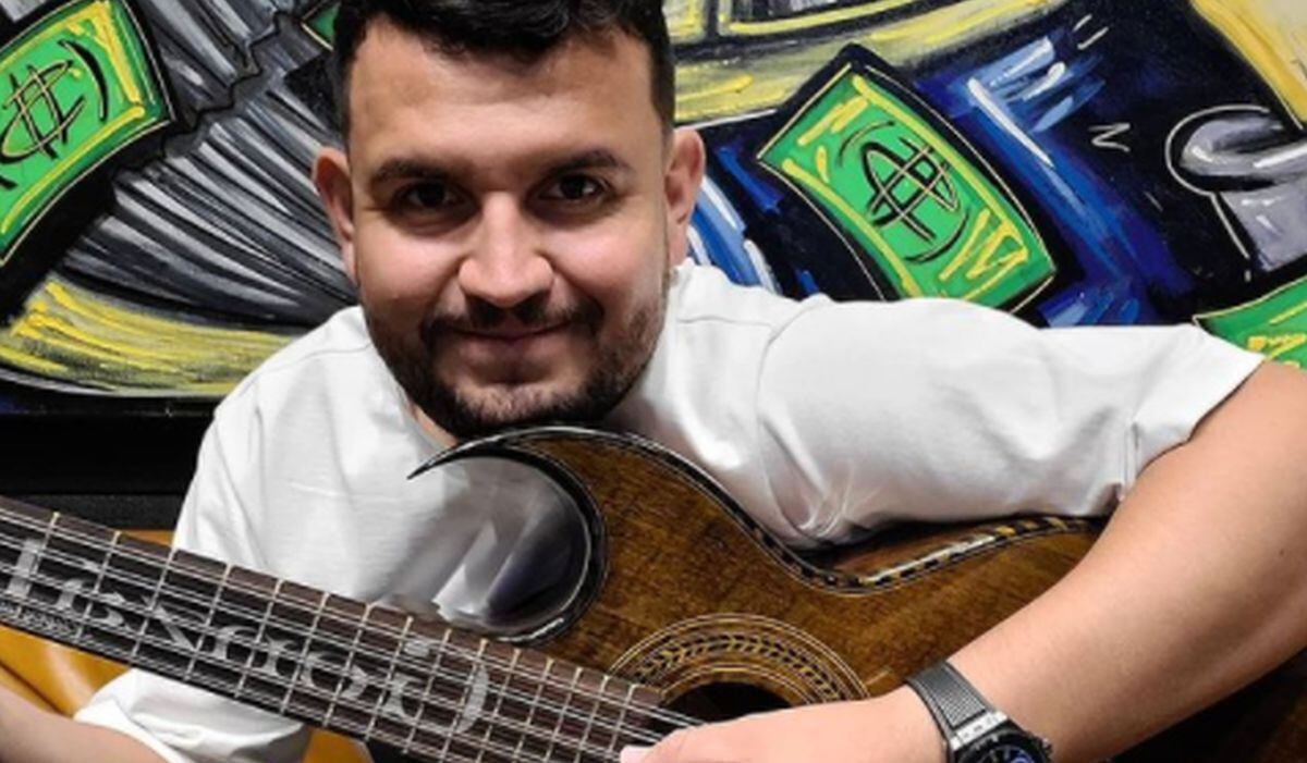 El cantante de la agrupación Calibre 50 tocando la guitarra. Él salió a decir que se queda con sus compañeros, dejando de lado los rumores de su posible salida (Foto: Edén Muñoz / Instagram)