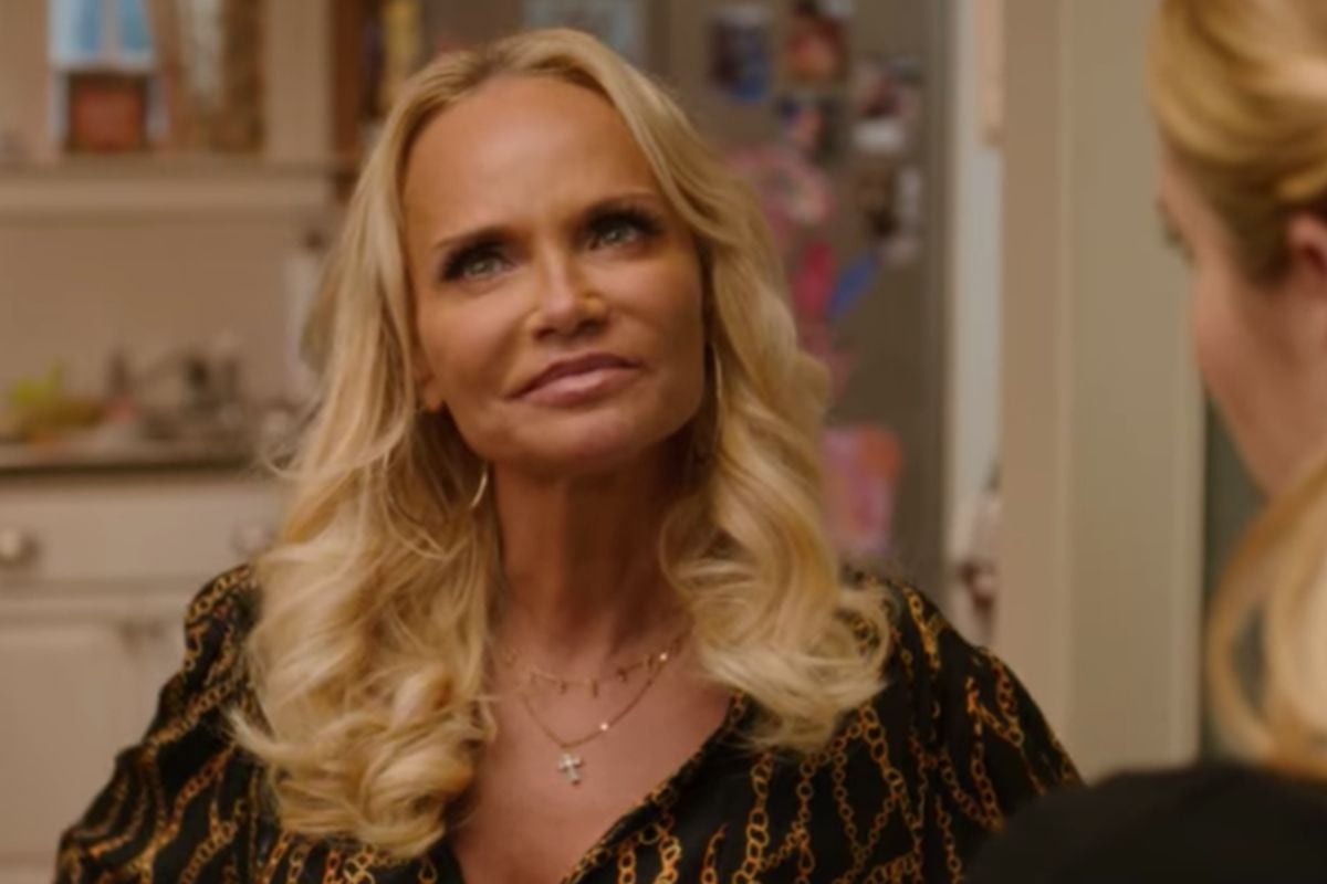 Kristin Chenoweth es la tía de Sloane en la cinta de Netflix (Foto: Netflix)