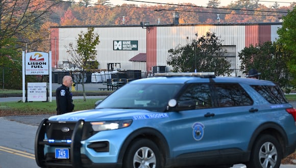La policía se encuentra cerca de la planta de reciclaje donde se dice que se encontró el cuerpo del presunto tirador masivo Robert Card en Lisbon Falls, Maine, el 28 de octubre de 2023. (Foto de ANGELA WEISS / AFP)