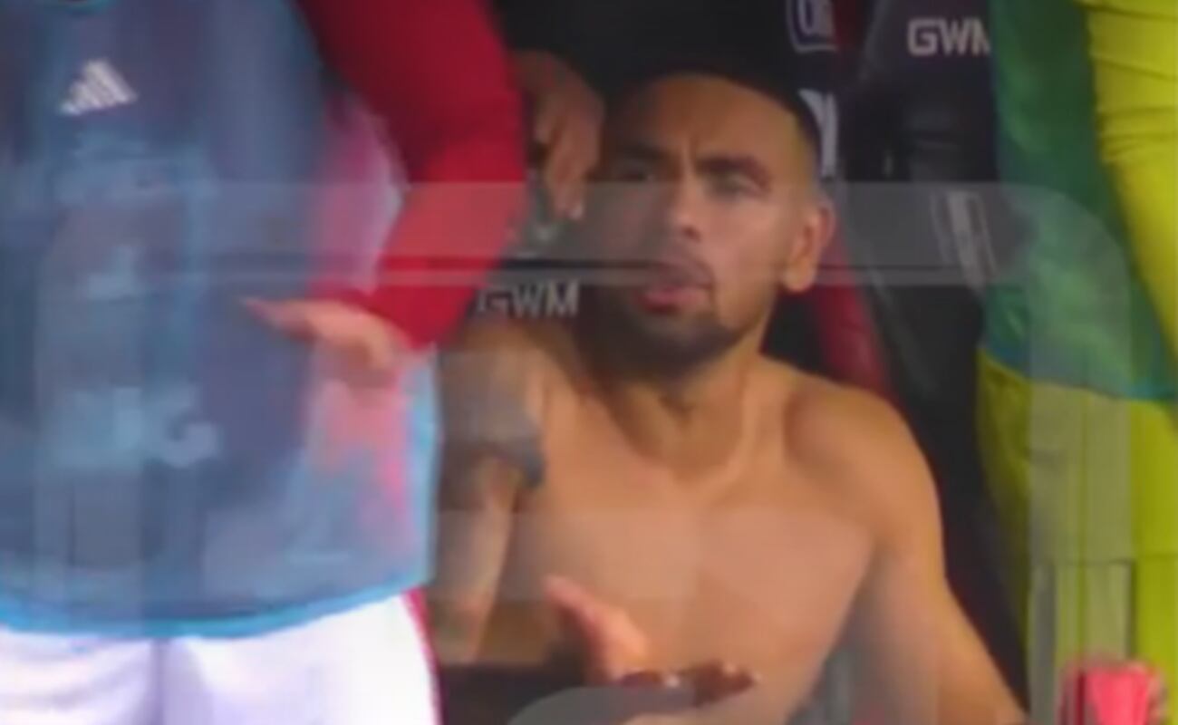 El desconcierto en el banco de Perú tras cambio de Callens y gol de Colombia | VIDEO