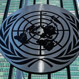 El logotipo de las Naciones Unidas (ONU) se ve en una puerta fuera de la sede de la ONU antes de la Asamblea General de las Naciones Unidas (AGNU) en Nueva York, el 21 de septiembre de 2025. (Kena Betancur / AFP)