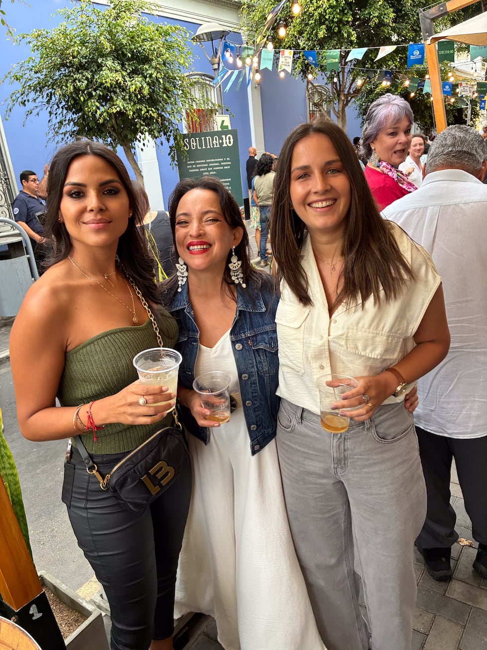 Claudia Chiroque, Vanadis Phumpiu y Thalía Talavera se unen para celebrar los diez años de Isolina en Barranco.