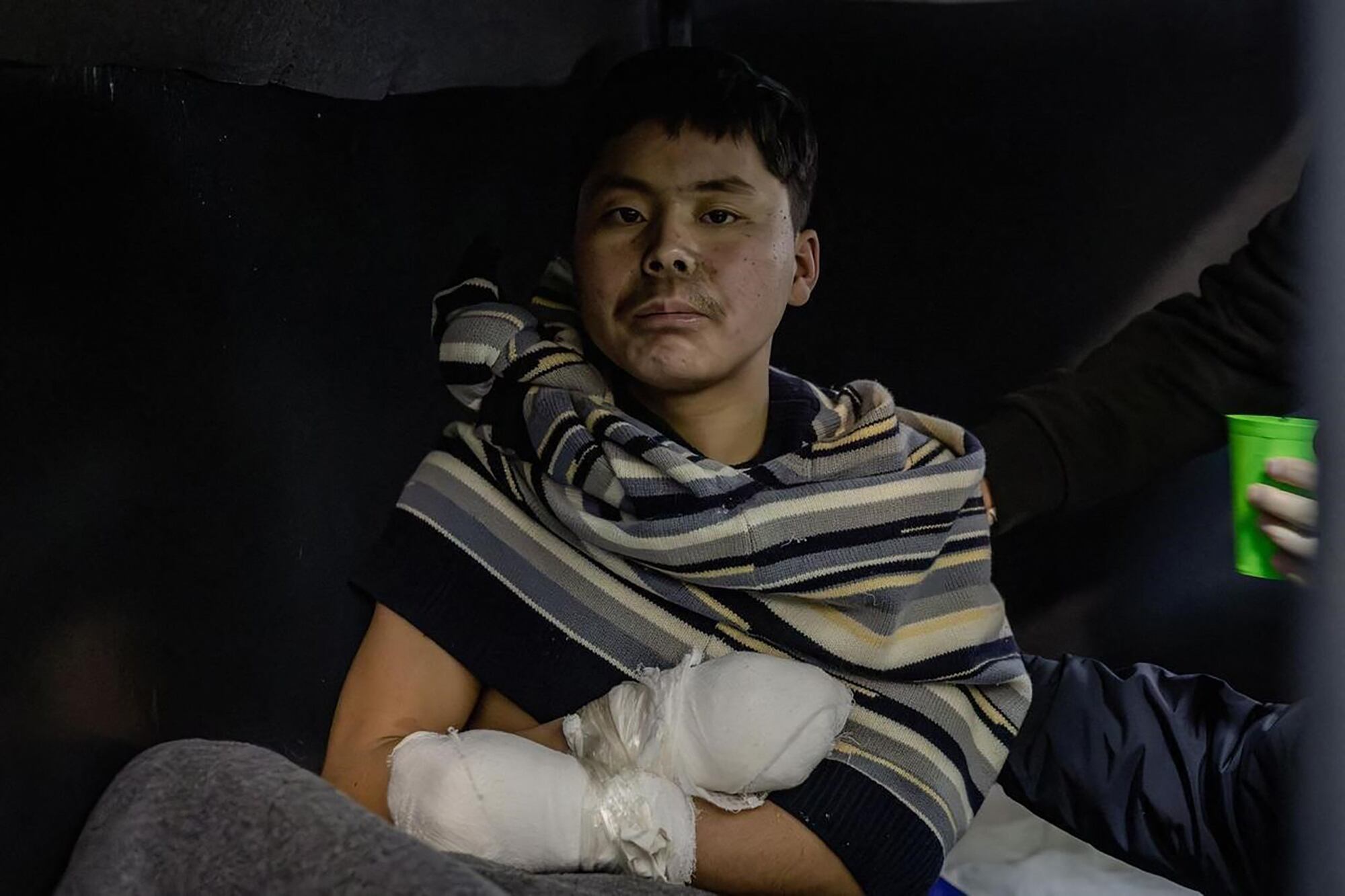 Un supuesto soldado presentado como norcoreano detenido por las autoridades ucranianas en un lugar no revelado en Ucrania. (Foto de Handout / Telegram / V_Zelenskiy_official / AFP)