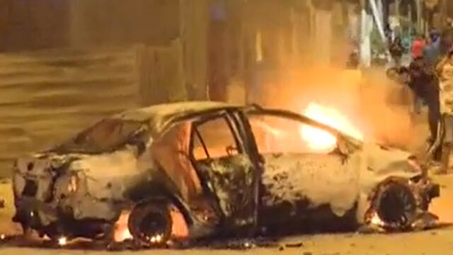 Vecinos de Cieneguilla capturan a presuntos ladrones y queman su vehículo | VIDEO