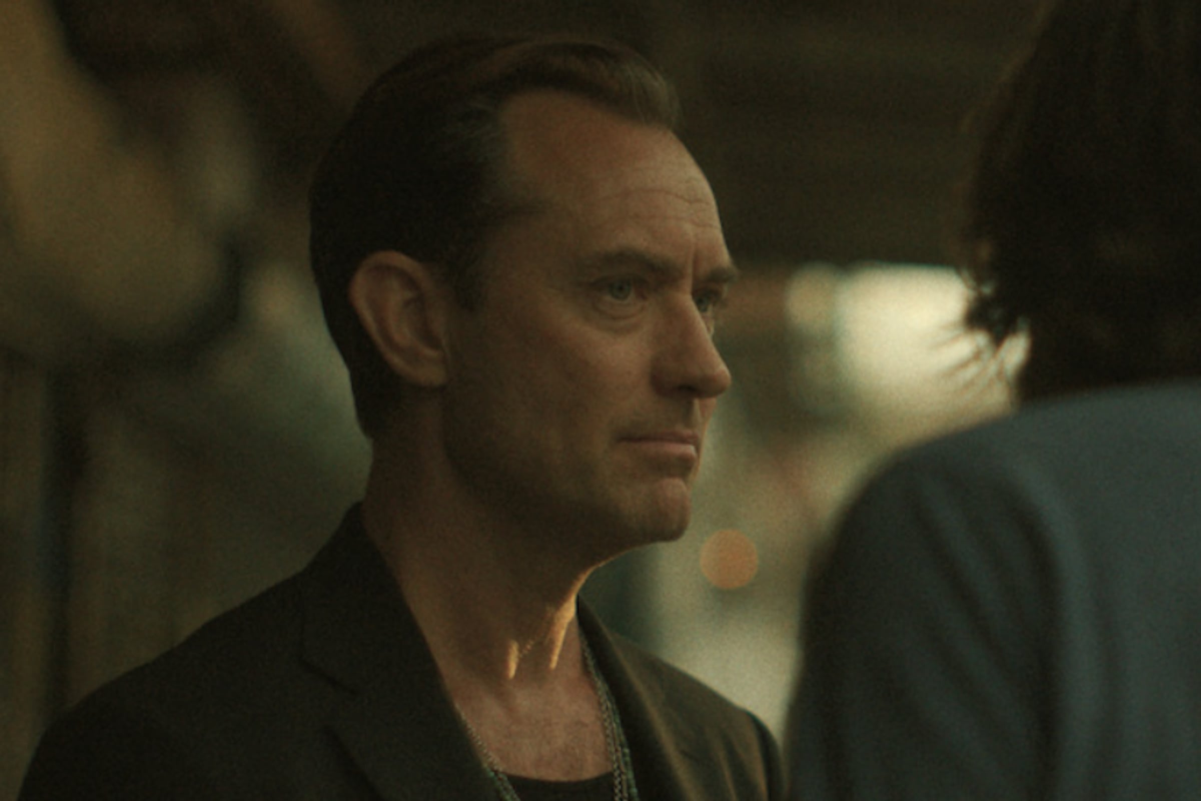 Jude Law da vida a Jake Friedken, el hermano que lleva al éxito el restaurante, en la nueva serie "Black Rabbit" (Foto: Netflix)