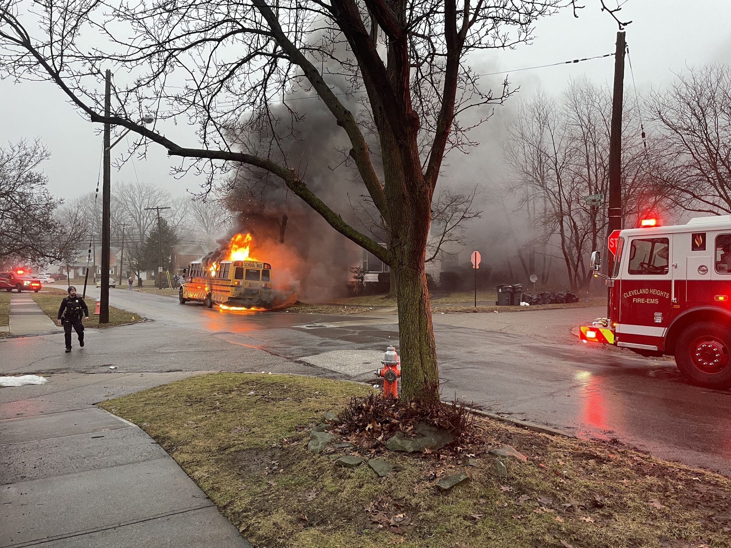 El autobús escolar se incendió en la esquina de Cambridge y Northampton en Cleveland Heights. (Foto: Cleveland Heights Fire Department / Facebook)