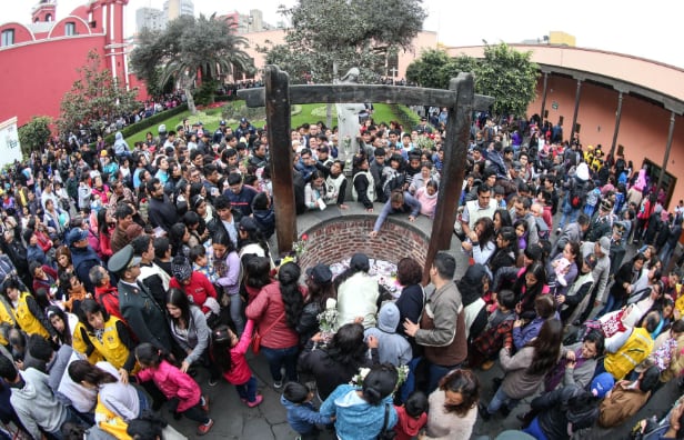 Miles de fieles se aglomeran cada año en el santuario de Santa Rosa de Lima, en la primera cuadra de la avenida Tacna. Foto: Andina