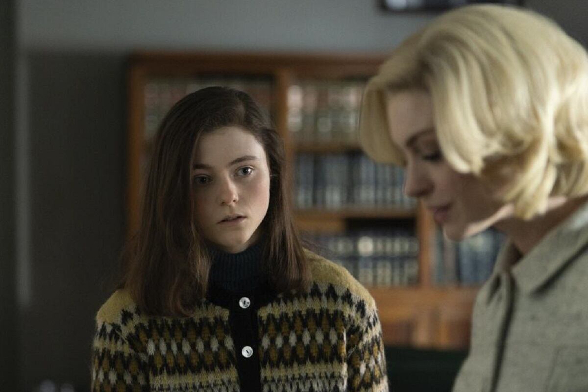 Eileen Dunlop (Thomasin McKenzie) está encantada con la llegada de Rebecca (Anne Hathaway) a la prisión en la película de suspenso psicológico "Eileen" (Foto: Universal Pictures)