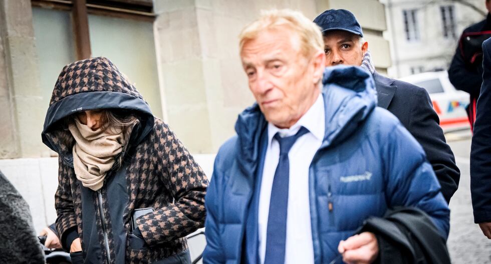 Namrata Hinduja (izq.) y Ajay Hinduja (der.) llegan al tribunal de Ginebra con su abogado Robert Assael (centro) en el primer día del juicio por trata de personas en Suiza. (Foto de GABRIEL MONNET / AFP).