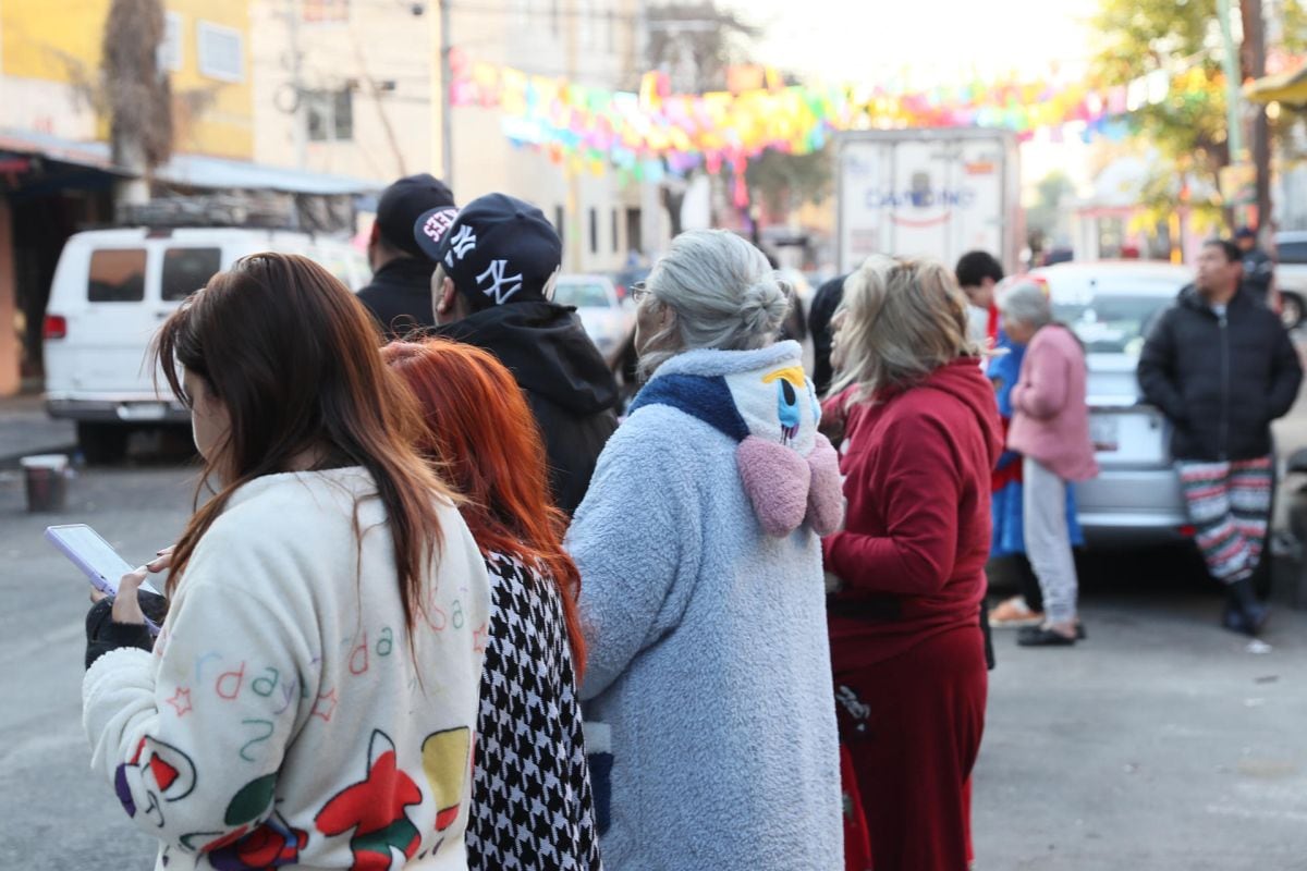 Personas salen a la calle tras un sismo este viernes, en Ciudad de México (México). Un sismo de magnitud 6,5 en la escala Richter se registró en México a las 7.58 hora local (13.58 GMT), según informó el Servicio Sismológico Nacional. Foto: EFE/ Mario Guzmán