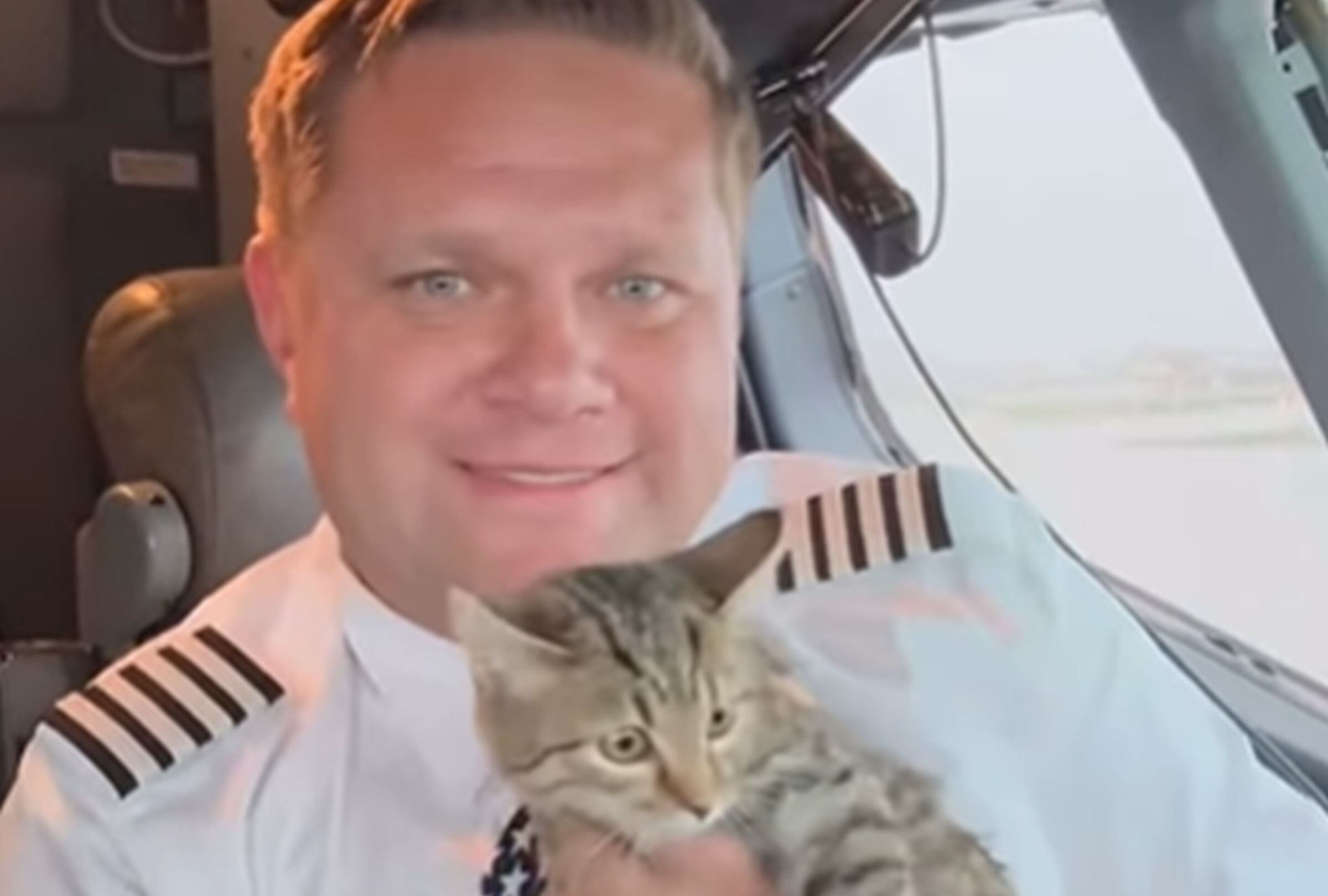 En esta imagen aparece el capitán de Southwest Airlines, Matthew Prebish, muy contento por haber adoptado a un gatito. (Foto: Southwest Airlines / Facebook)