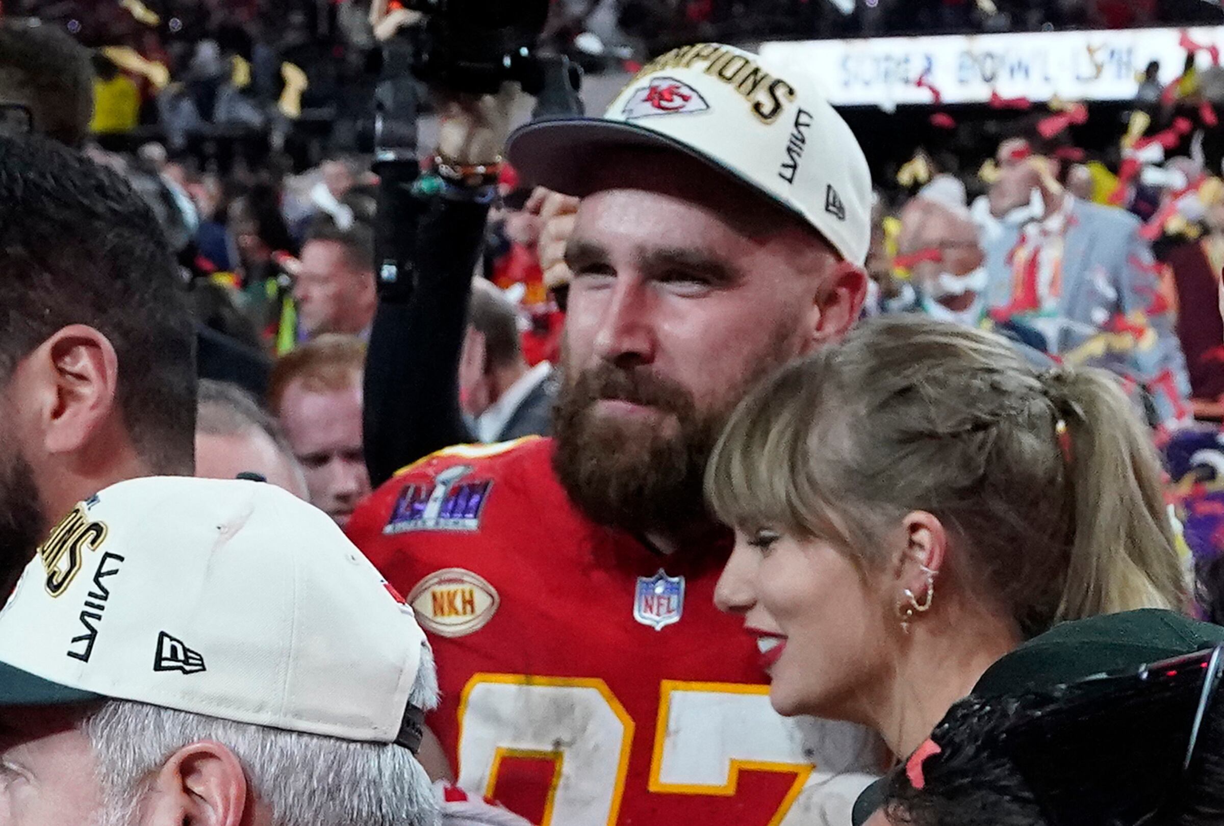 Taylor Swift asistió al primer partido de los Chiefs para apoyar a su novio Travis Kelce. (Foto: TIMOTHY A. CLARY / AFP).