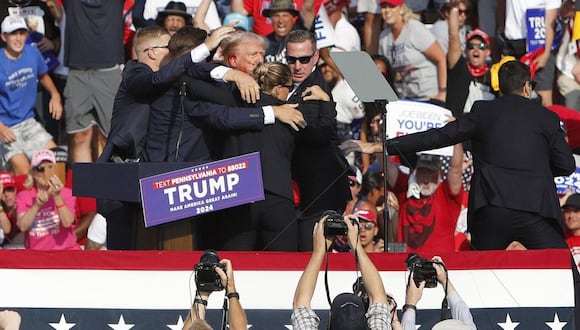 El expresidente estadounidense Donald Trump es sacado del escenario por el servicio secreto después de un incidente durante un mitin de campaña en el Butler Farm Show Inc. en Butler, Pensilvania, EE.UU., 13 de julio de 2024. Foto: EFE/EPA/DAVID MAXWELL