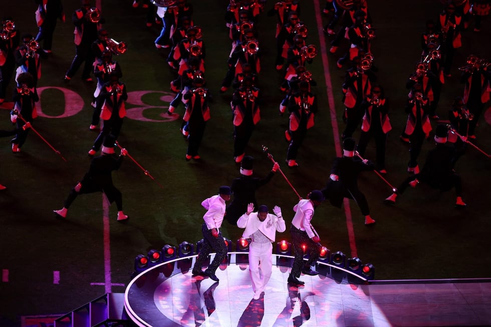 Usher realizó varios cambios de vestuario e incluso realizó una coreografía en patines.