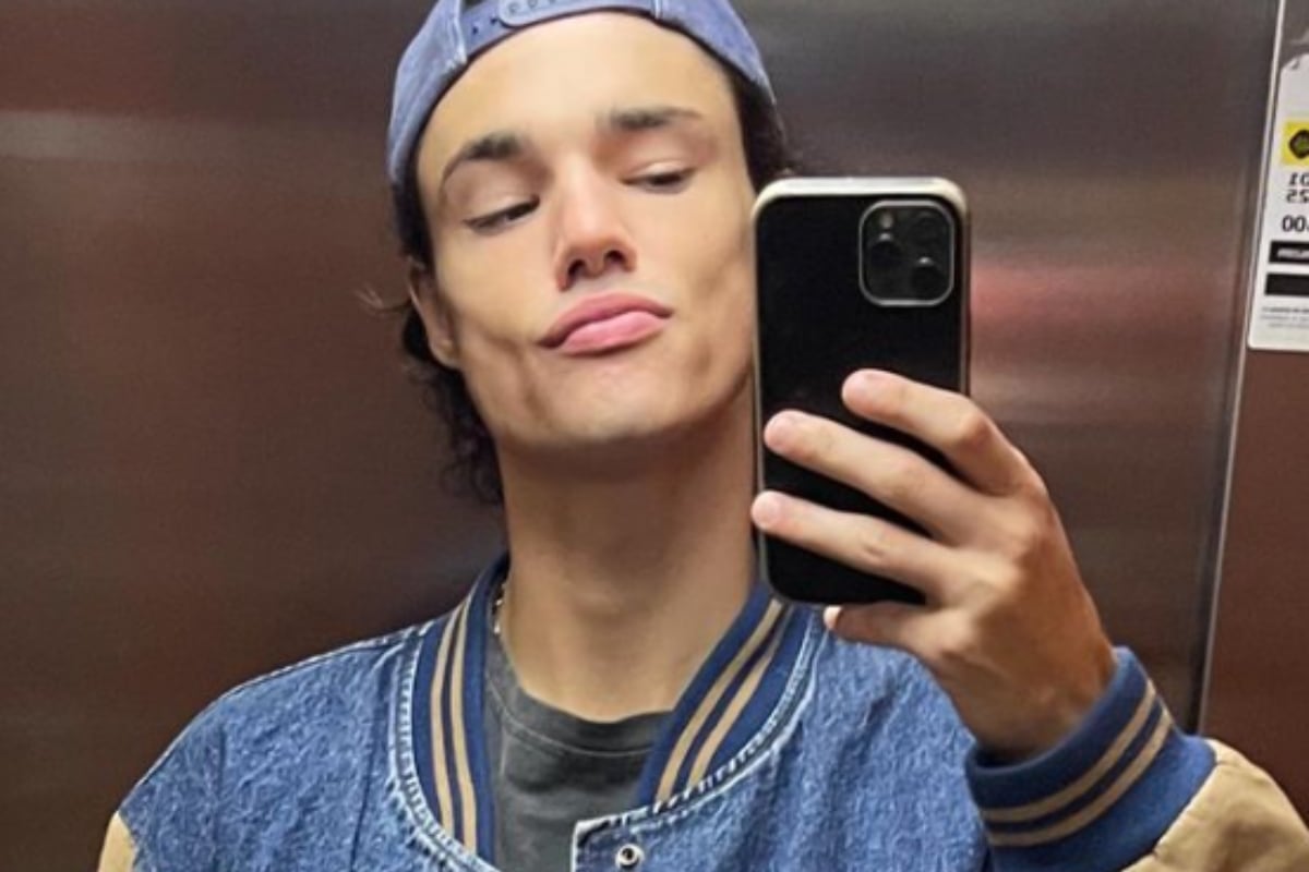 Lindez posando con su teléfono celular (Foto: Fernando Lindez / Instagram)