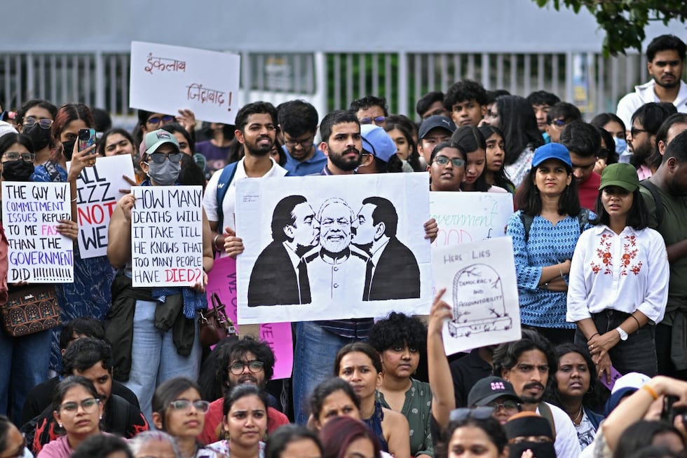 Simpatizantes del Partido Janata de la Cucaracha (CJP) portan pancartas durante una protesta organizada por la Asociación de Estudiantes de Toda la India (AISA) para exigir la renuncia del Ministro de Educación de la India, Dharmendra Pradhan, por presuntas irregularidades en el examen NEET, en Freedom Park, Bengaluru, el 20 de julio de 2026. La policía india disparó gases lacrimógenos y cargó con porras contra los manifestantes en Nueva Delhi el 20 de julio, cuando intentaban marchar hacia el Parlamento para exigir la renuncia del ministro de Educación por irregularidades en exámenes importantes. (Foto de Idrees MOHAMMED / AFP)