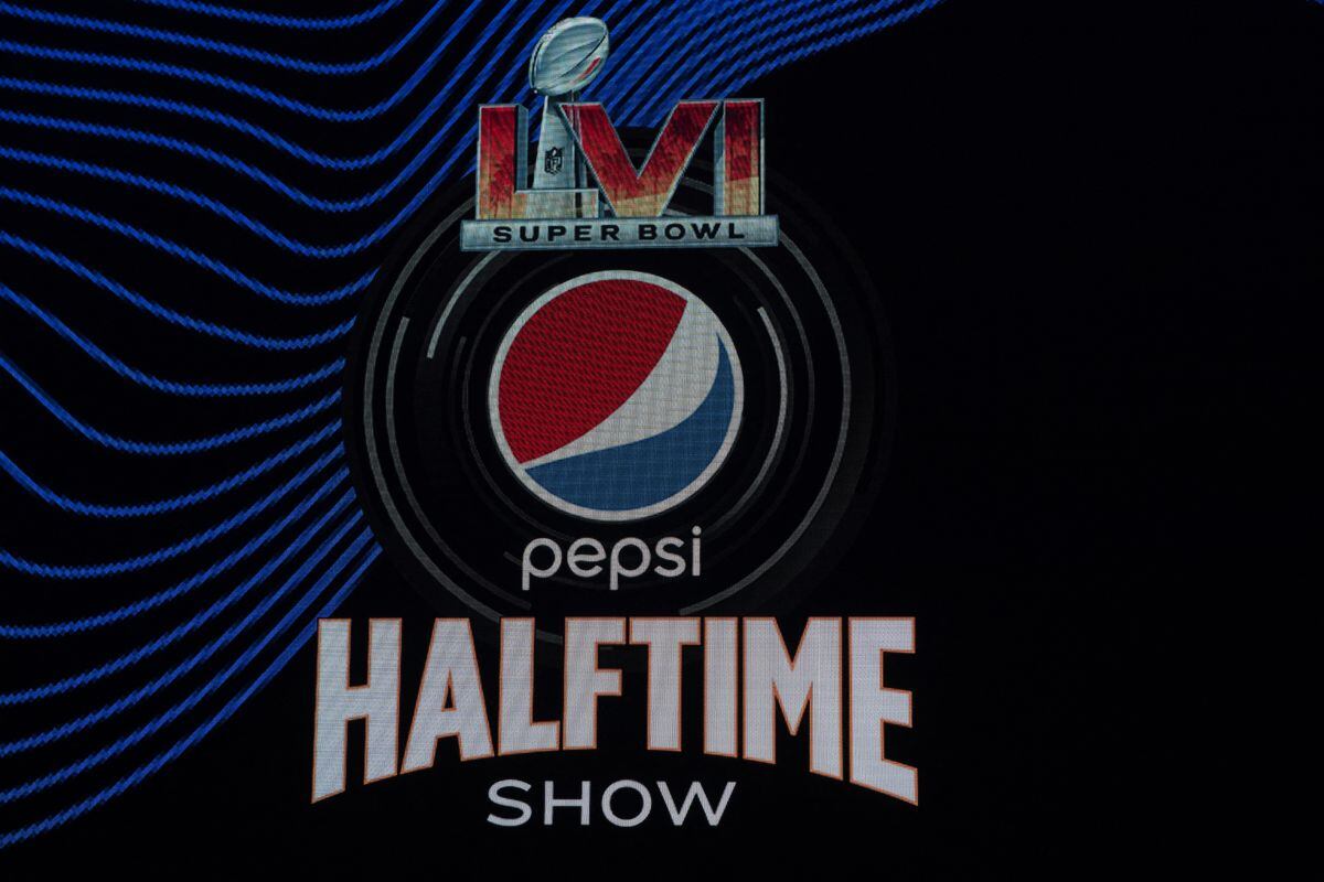 El logo del espectáculo de medio tiempo del Super Bowl LVI de Pepsi se ve en el centro de convenciones de Los Ángeles, California, el 10 de febrero de 2022 (Foto: Valerie Macon / AFP)