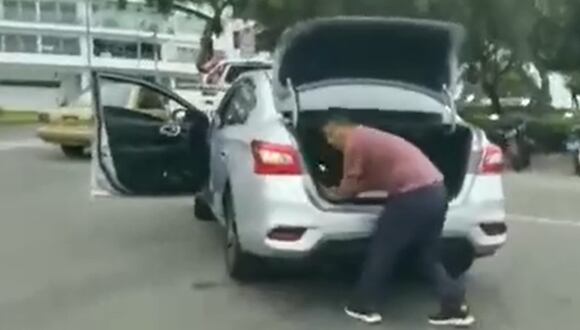 Taxista agredió con una varilla a un fiscalizador de la municipalidad de Miraflores. (Captura/América Noticias)