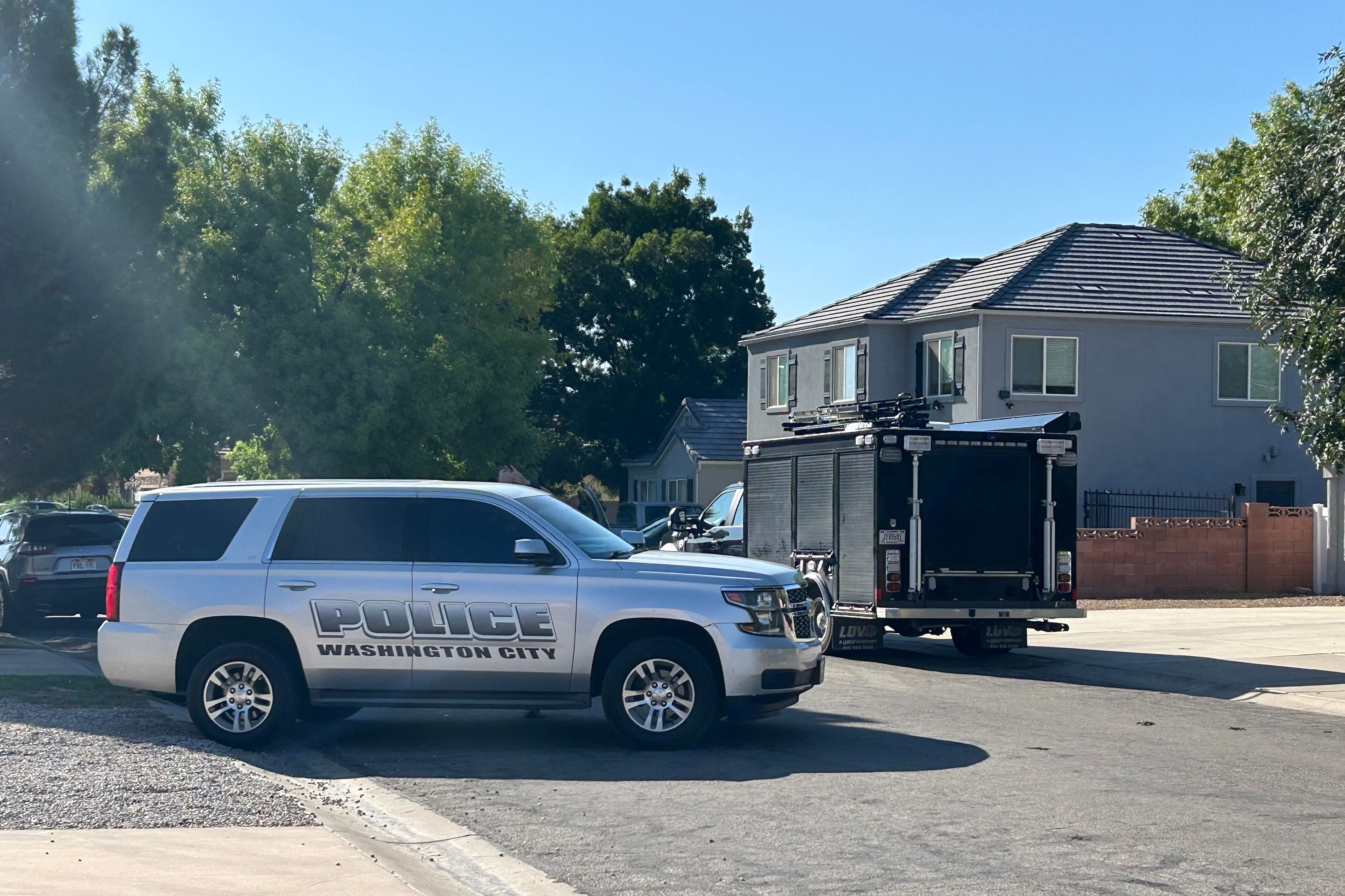Un vehículo policial estacionado cerca de la casa de los padres de Tyler Robinson en Washington, Utah, el 12 de septiembre de 2025. (Foto de Romain FONSEGRIVES / AFP).