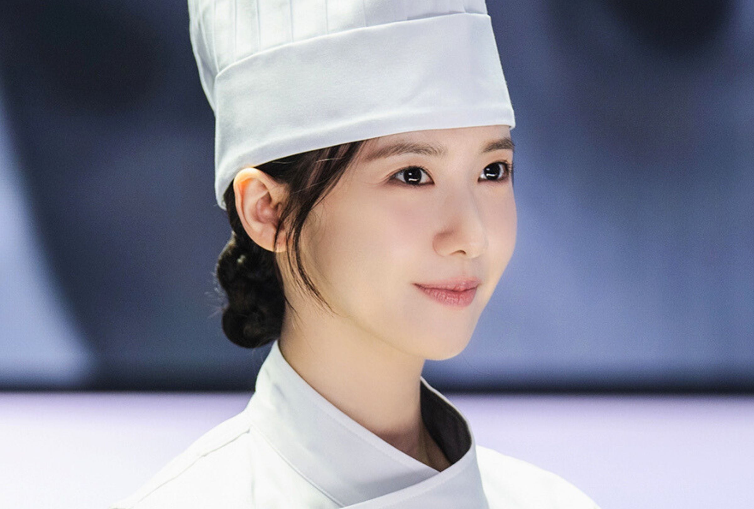 La estrella surcoreana Im Yoon-ah, conocida como Yoona, encabeza el reparto de “Bon appétit, majestad”. Ella es una chef que viaja misteriosamente a la época de la dinastía Joseon (Foto: tvN / Netflix)