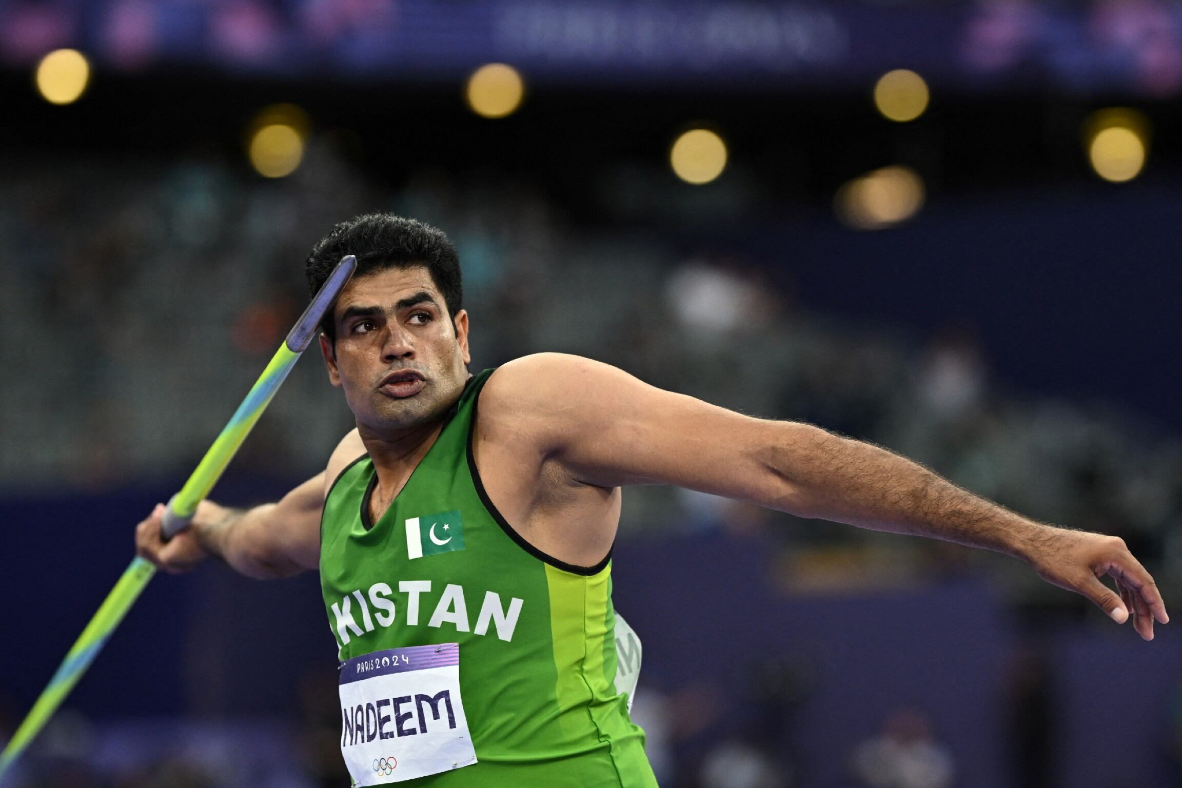 Arshad Nadeem de Pakistán compite en la final de lanzamiento de jabalina masculina del evento de atletismo en París 2024. (AFP)