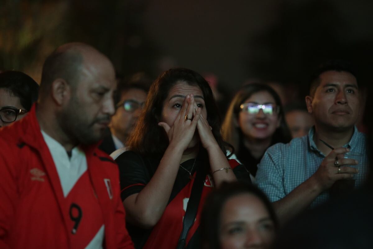 Hinchas peruanos se suman a la fiesta con pantalla gigante en calle de Las Pizzas, en Miraflores. (Foto: César Bueno / @photo.gec)