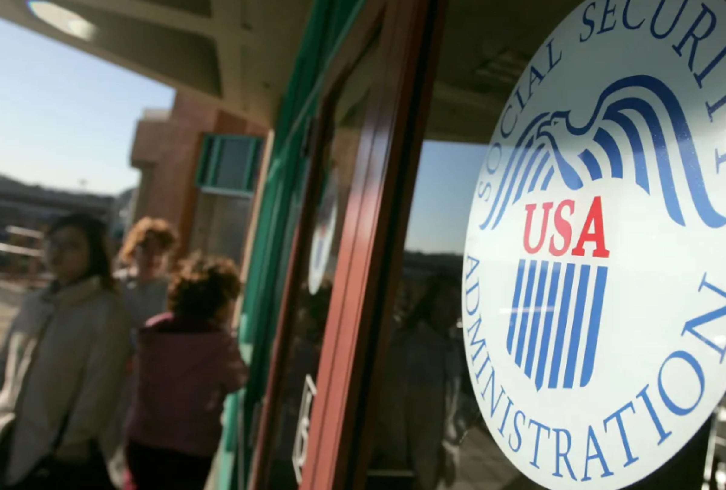 El cambio en el calendario del Seguro Social ha hecho que beneficiarios del SSI reciban dos depósitos (Foto: AFP)