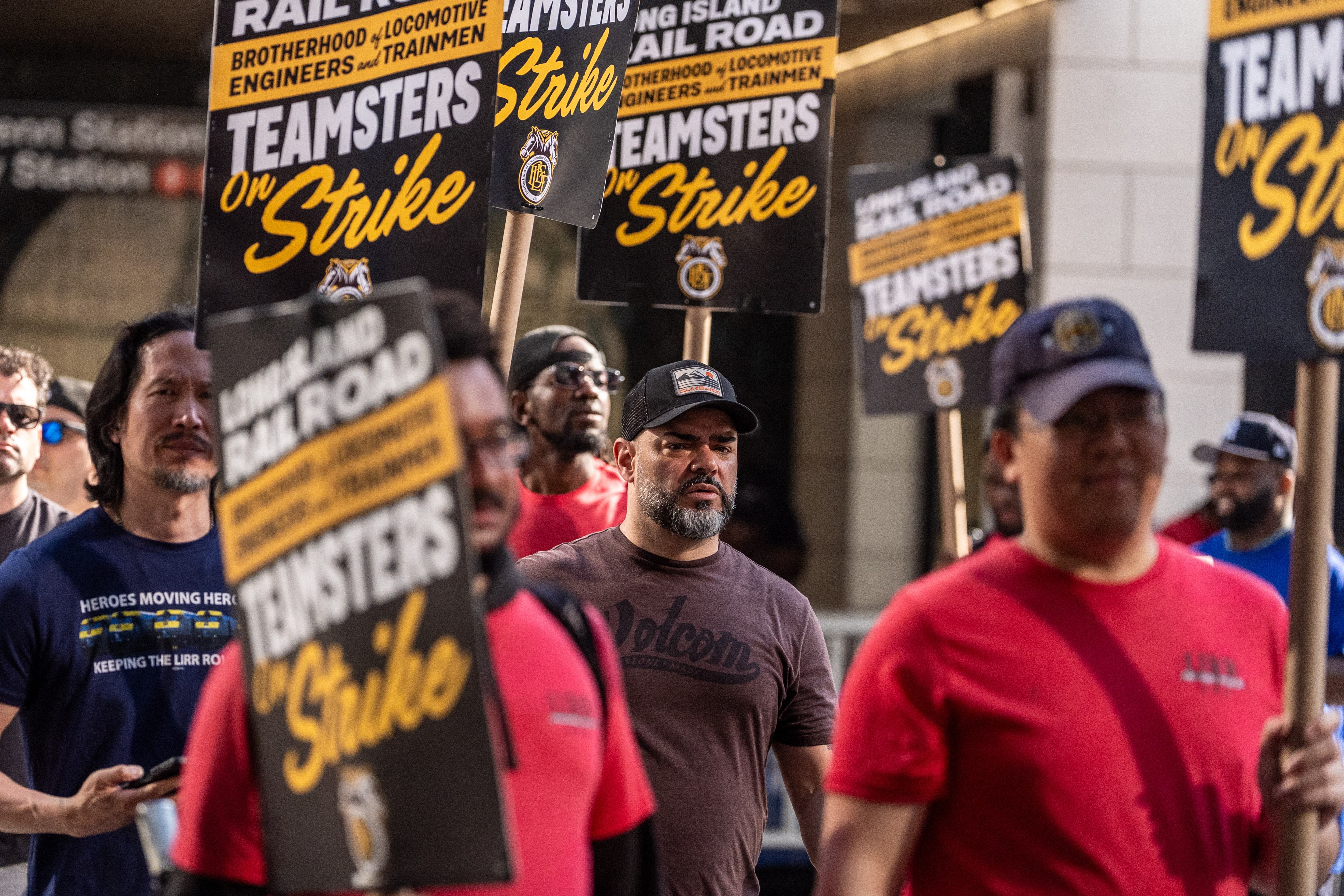 Trabajadores del LIRR protestando en las afueras de Penn Station (Foto: AFP)
