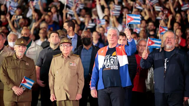 Cuba: Miguel Díaz-Canel y Raúl Castro encabezan la marcha de las antorchas por Martí