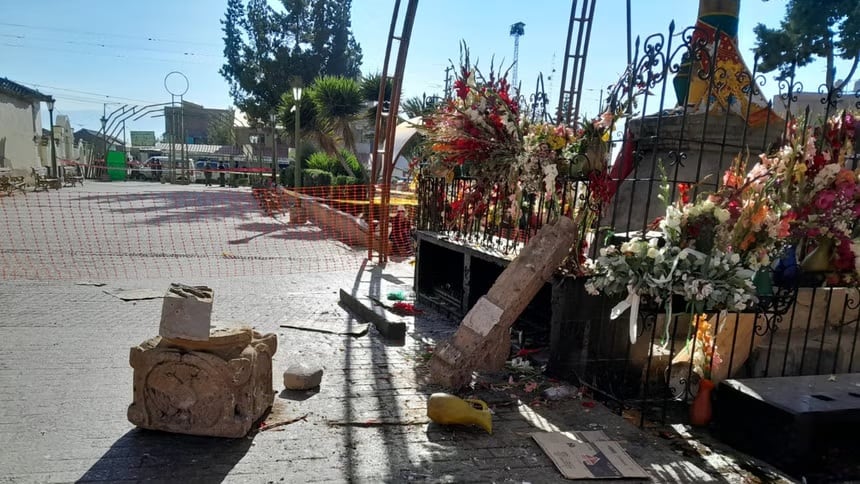 La cruz del Señor de Cani Cruz, escultura de piedra con más de 400 años de antigüedad, se encuentra partida en dos sobre el suelo.