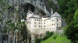 Este castillo fue construido dentro de una cueva en Eslovenia