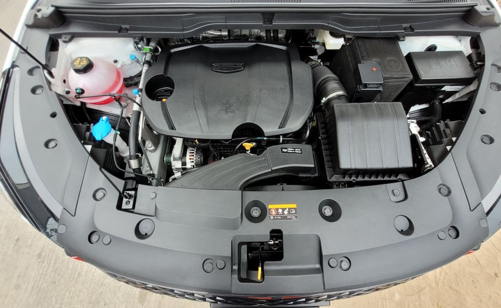 Sobre la motorización, deja atrás el motor de tres cilindros y ahora introduce un bloque de cuatro cilindros de 1,5 litros turbo que genera 172 hp y 290 nm de torque. (Foto: Fernando Roca)