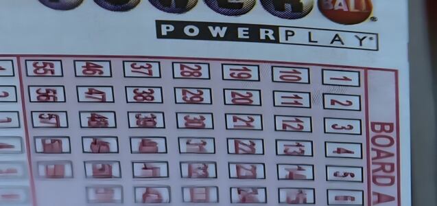 La jugadora que ganó 2 millones de dólares de la lotería tras comprar una pizza