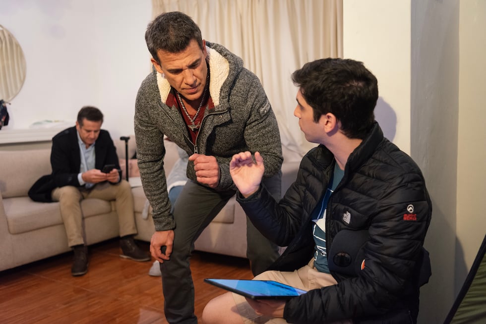 Jorge Aravena y Diego Villarán coordinan una escena en una pausa del rodaje de "Pituca sin lucas".