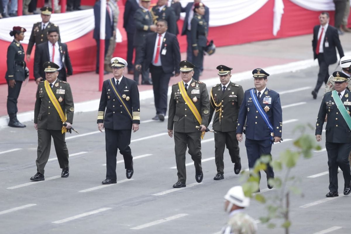 Los líderes de las Fuerzas Armadas (Ejército, Marina de Guerra y Fuerza Aérea) llegan al desfile. Fotos: Hugo Perez/ @photo.gec