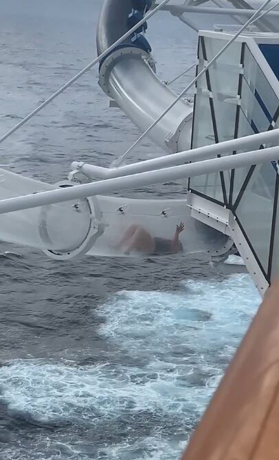 El video del incidente, publicado en TikTok, muestra a la mujer intentando salir mientras otros pasajeros gritan y piden ayuda. (Foto: @kaylamierzejewski / TikTok)