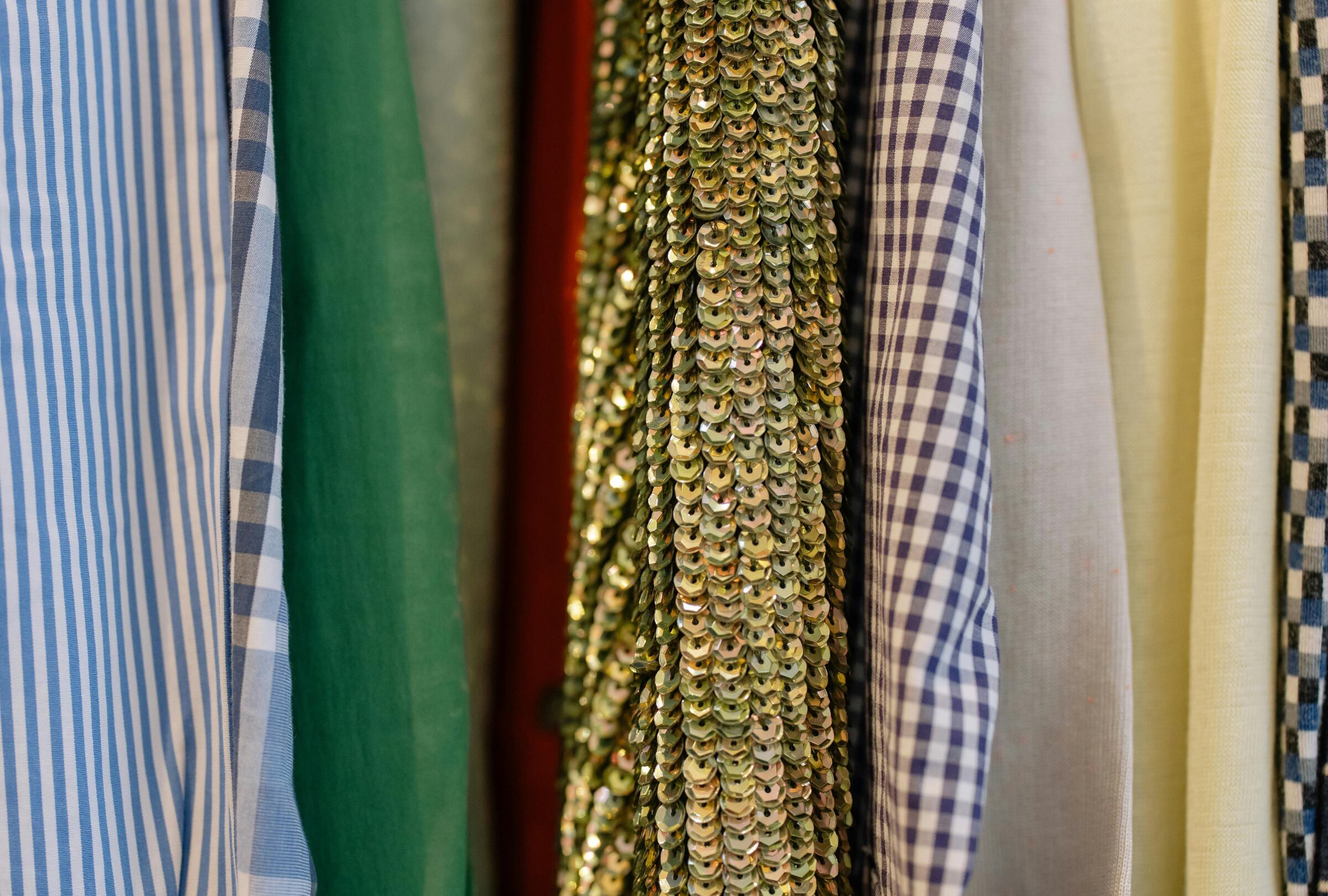 Con un famoso licor podrás eliminar el olor a humedad la ropa vintage. (Foto: Pexels/cottonbro studio).