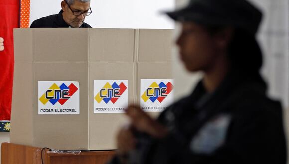 Un hombre vota en un colegio electoral, en Caracas, el 3 de diciembre de 2023. (Foto de Pedro RANCES MATTEY / AFP)