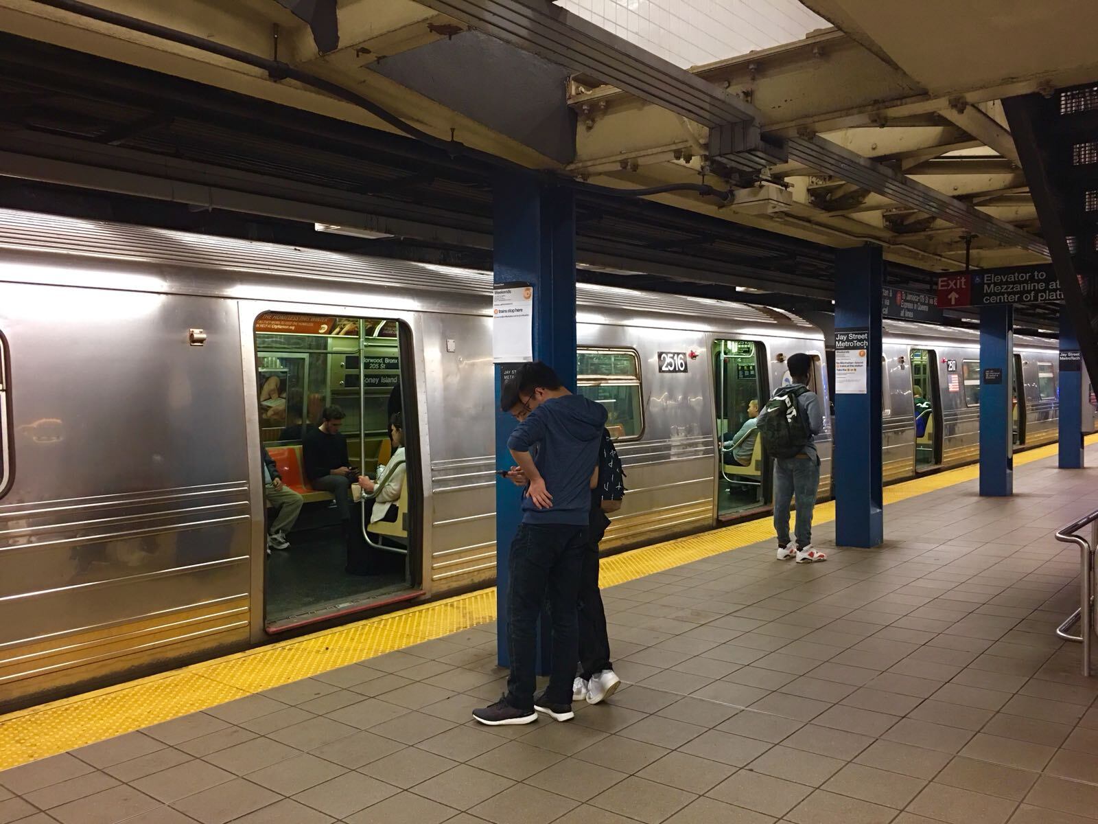 Se sospecha que los criminales entraron en al menos dos juegos de vagones del metro R160 (Foto: EFE)