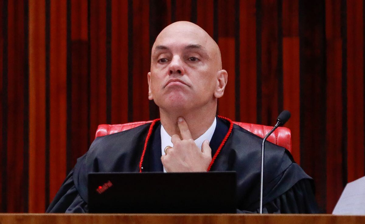 El presidente del Tribunal Superior Electoral de Brasil, Alexandre de Moraes, hace gestos durante el cuarto día del juicio del expresidente brasileño Jair Bolsonaro, acusado de abuso de poder y desinformación, en Brasilia el 30 de junio de 2023 | Foto: Sergio Lima / AFP