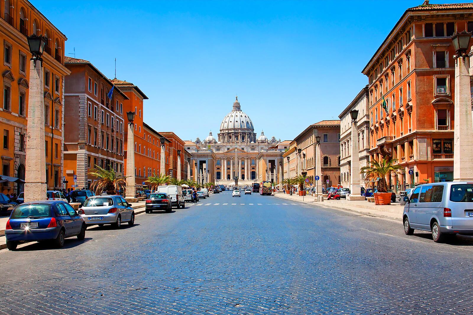 También podrías considerar tomar un taxi desde Roma hasta la Ciudad del Vaticano, pero considera que tu presupuesto debe ser más alto.