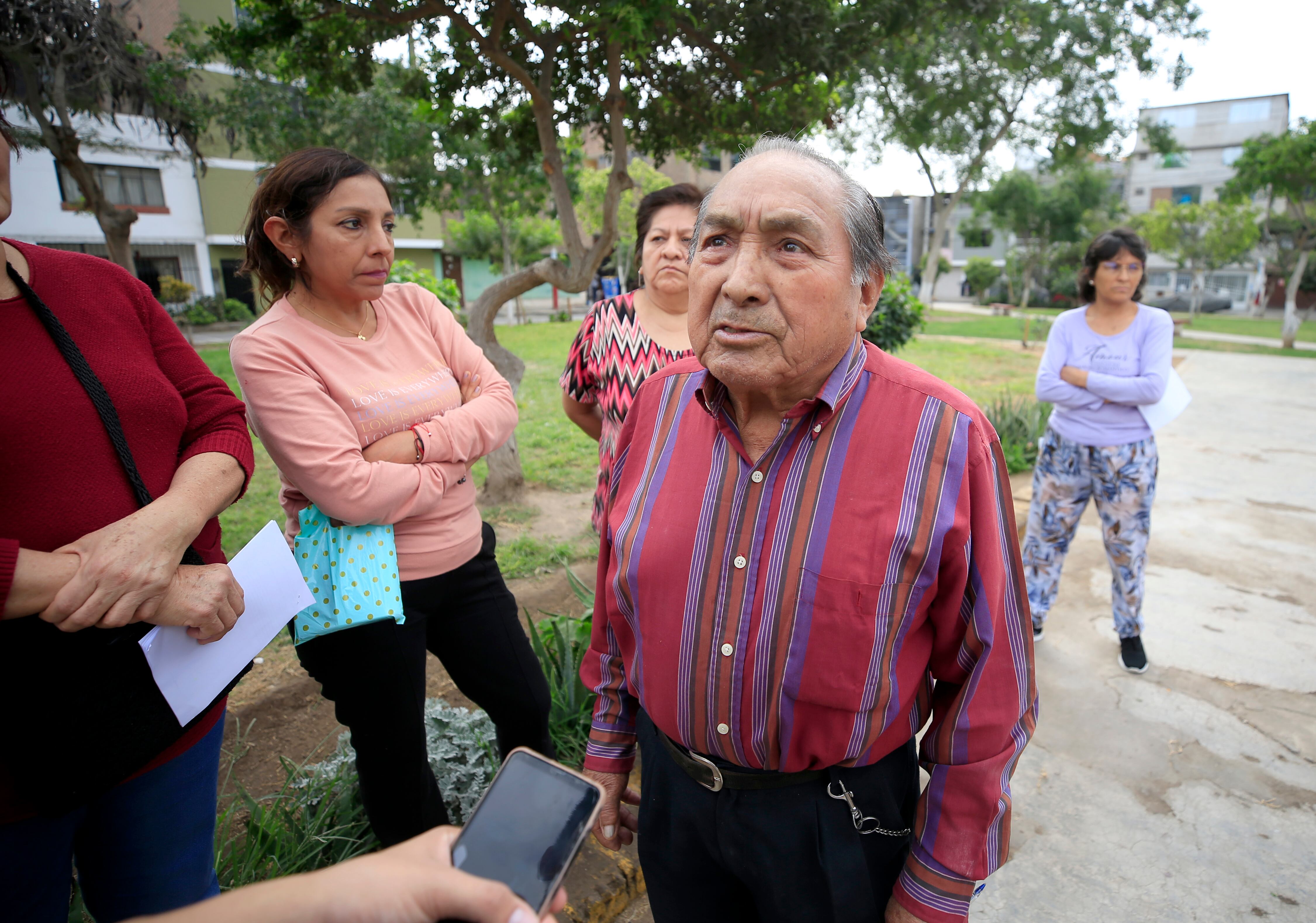 Lucio Gutiérrez es un ciudadano que vive en la Urbanización Mesa Redonda hace 50 años y expresa su frustración por la situación que está pasando él y los demás residentes (foto: César Bueno).